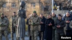 El presidente Zelenskyy y su esposa Olena visitan el monumento a las víctimas del Holodomor, en Kyiv, el 25 de noviembre de 2023. (REUTERS/Viacheslav Ratynskyi).