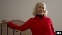 La escritora de origen checo, Monika Zgustova, durante la presentación hoy en Barcelona, de su última novela, "La noche de Valia". 