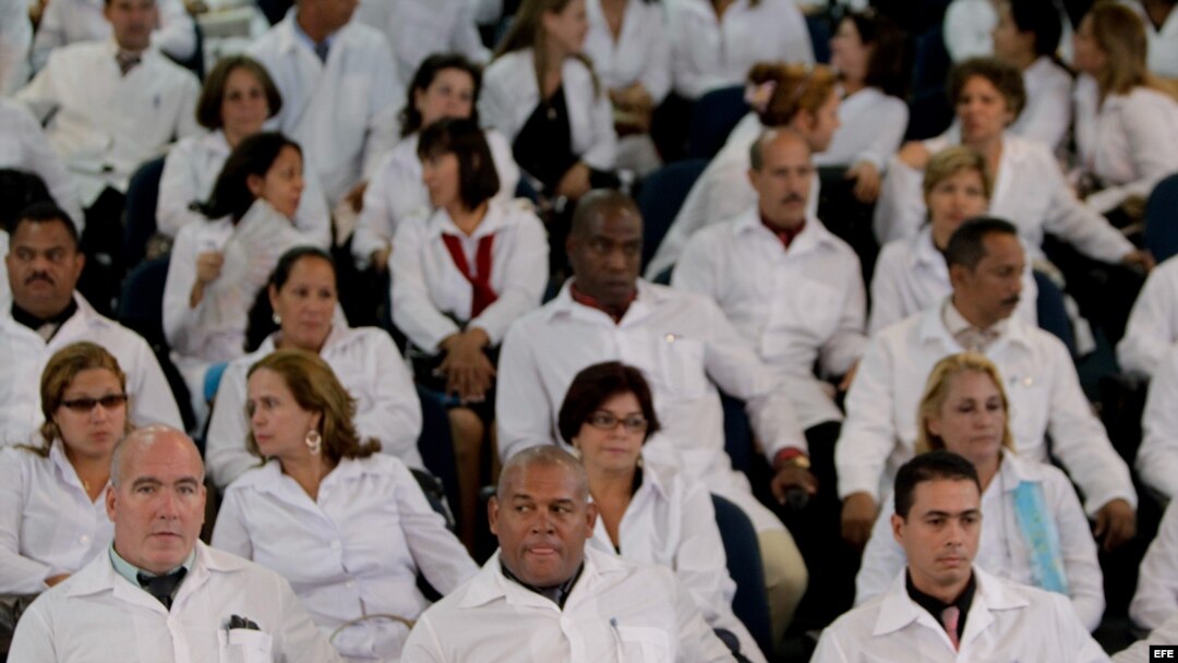 Foto de archivo. Un grupo de médicos extranjeros participó en agosto de 2013, en un entrenamiento en la Universidad de Brasilia (Brasil), con vistas a trabajar en sanidad pública en este país.
