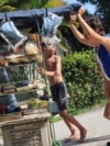 Niños empujando un carrito de venta de alimentos