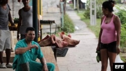 En los mercados de los suburbios de La Habana a veces sólo hay col, boniatos y cabezas de cerdo.