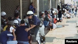 Agentes de la extinta Policía Metropolitana de Caracas en tiroteo registrado durante una manifestación el 11 de abril de 2002. (REUTERS)