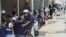 Agentes de la extinta Policía Metropolitana de Caracas en tiroteo registrado durante una manifestación el 11 de abril de 2002. (REUTERS)