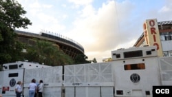 Familiares de presos políticos frente a barrera antimotines de la Policía Nacional Bolivariana colocada a metros del Helicoide de Caracas. (Comité por la liberación de presos políticos)