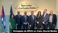 El jefe de la misión de EE. UU. en Cuba visita la Torre de la Libertad