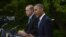 El presidente estadounidense, Barack Obama (d), y el primer ministro turco, Recep Tayyip Erdogan (i), comparecen en una rueda de prensa tras la reunión que mantuvieron en la Casa Blanca en Washington DC, Estados Unidos