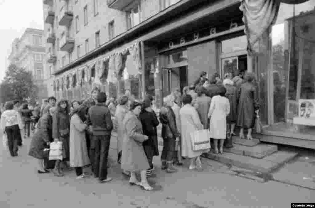 Cola para comprar zapatos en la URSS.