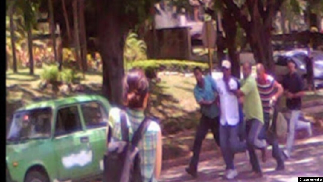 Reporta Cuba. Detienen de Ángel Moya.