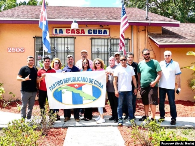 Miembros del Partido Republicano de Cuba, entre ellos Michel Ortega Casanova (sexto, de der. a izq.), y el líder de la organización Ibrahim Bosch (primero a la derecha).