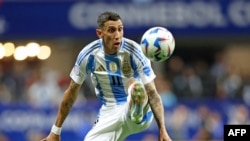 El 11 argentino Angel Di Maria controla el balón durante el partido contra Canadá de la Copa America, en el Mercedes Benz Stadium de Atlanta, Georgia. (Charly Triballeau/AFP)