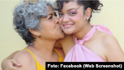 Anna Sofía Benítez Silvente, creadora de contenidos conocida como Anna Bensi, y su madre, Caridad Silvente.