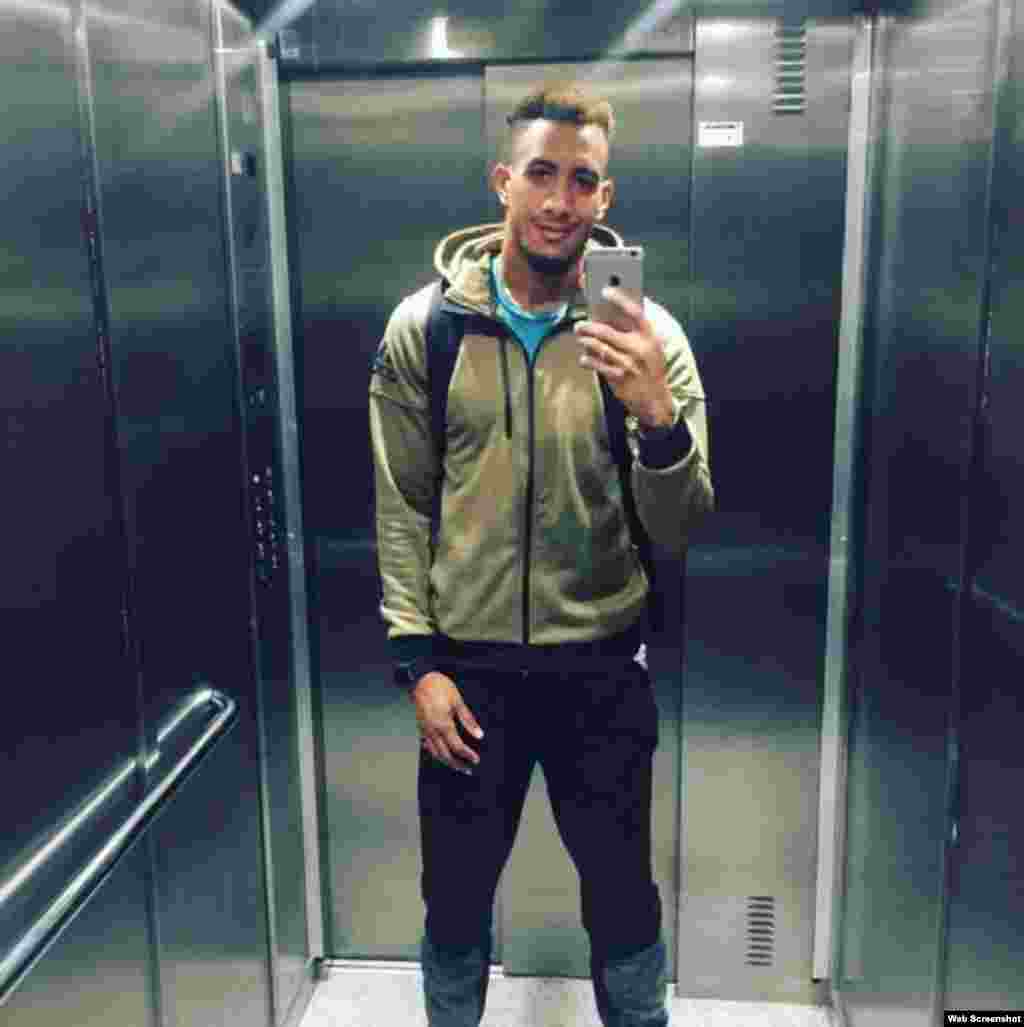 Orlando Ortega en el elevador tras ser superado por el británico Andrew Pozzi en la reunión de atletismo de Karlruhe, Alemania, el 4 de febrero de 2017. El cubano cronometró 7 segundos y 59 centésimas en los 60 metros vallas para finalizar segundo detrás de Pozzi, que hizo 7.44 segundos.
