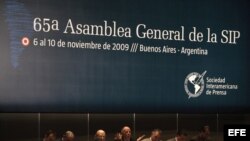 Angela Merkel ante la histórica foto del paso de alemanes del este al oeste por Bernauer Strasse. 