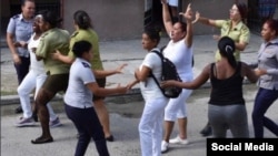 Damas de Blanco detenidas. Foto cuenta oficial de las Damas de Blanco en Twitter.