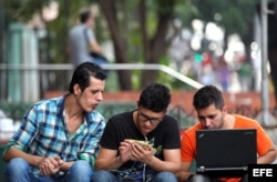 Jóenes se conectan a Internet en zona Wi Fi