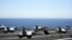 Miembros de la Marina guiando a varios aviones Hornet F/A 18 para su despegue desde la cubierta del portaaviones George H.W. Bush