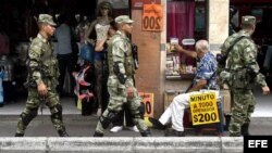Integrantes del Ejército Nacional de Colombia patrullan hoy, viernes 7 de marzo de 2014, en el municipio de Bello, a las afueras de Medellín (Colombia).