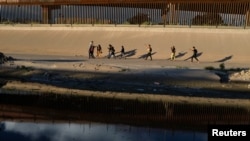 Migrantes cruzando la frontera sur de Estados Unidos, en El Paso, Texas. (Reuters/Paul Ratje).
