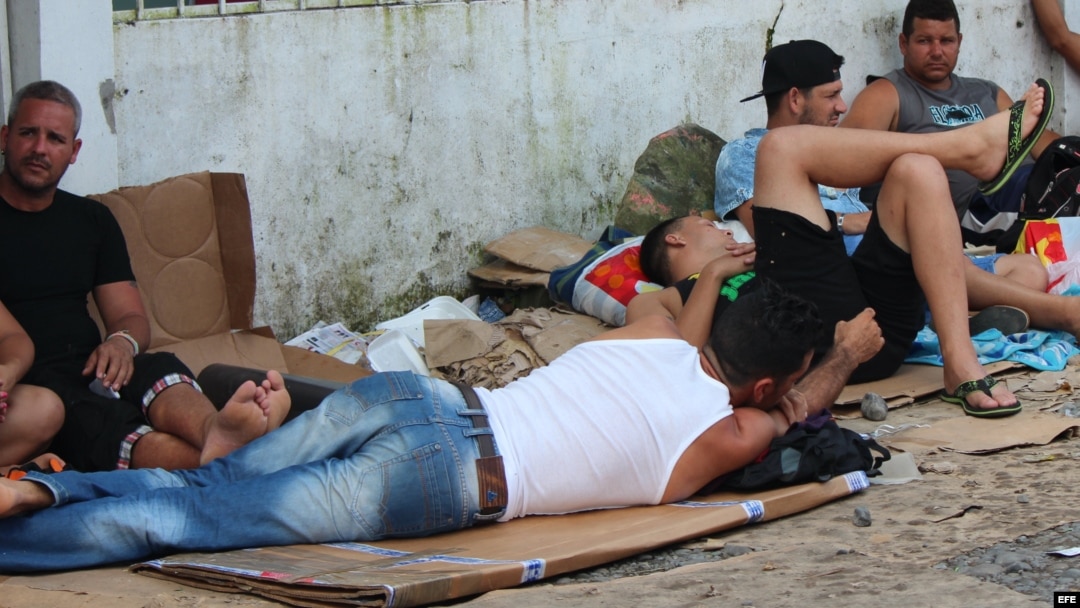 Cubanos duermen en la calle en la localidad de Paso Canoas, porque los albergues no dan abasto. EFE