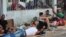 La mayoría de los cubanos que se acumulan en la localidad de Paso Canoas están alojados en unos cinco albergues habilitados por las iglesias Católica y Evangélica, otros duermen en la calle. EFE