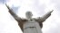 Fotografía de archivo fechada el 13 de abril de 2013 que muestra estatua más grande del mundo del papa Juan Pablo II durante la ceremonia de inauguración en el Parque de Miniaturas de Czestochowa, Polonia.