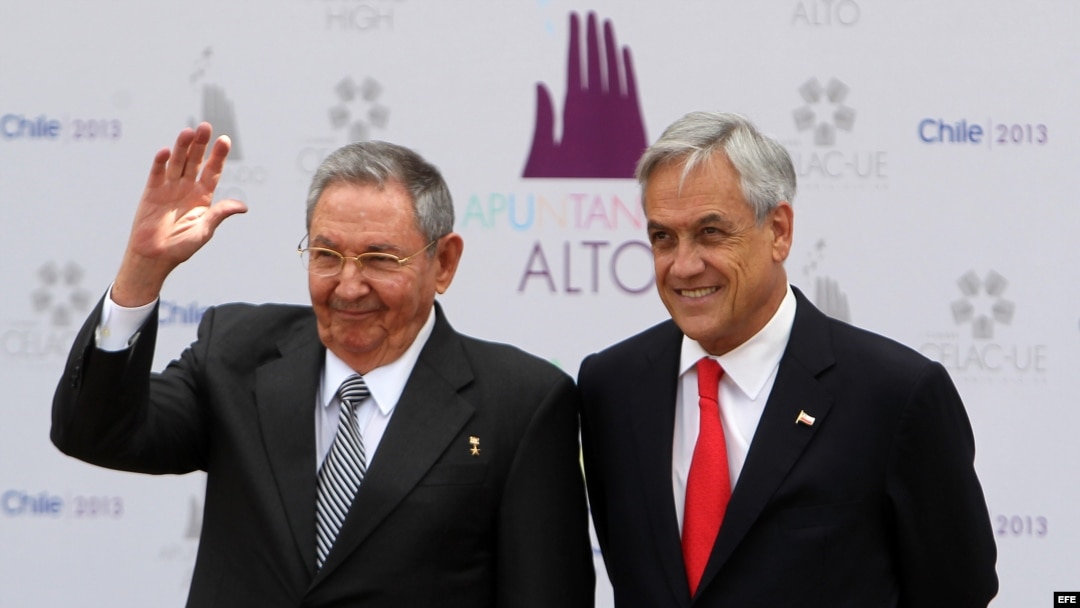 El presidente de Chile, Sebastián Piñera (d), recibe a su homólogo de Cuba, Raúl Castro, durante la cumbre de CELAC-UE.