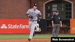 El cubano Yasmani Grandal pegó un jonrón con dos outs en el noveno capítulo frente a los Gigantes de San Francisco.