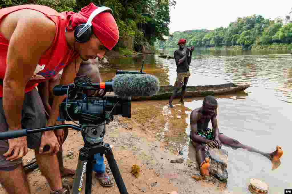Fotografía cedida del rodaje del documental "They are We" ("Ellos son nosotros") que fue presentado hoy, miércoles 16 de julio 2014, en la sede de la ONU en Nueva York. La cinta cuenta el reencuentro casi mágico de dos partes de una familia rota hace 170 
