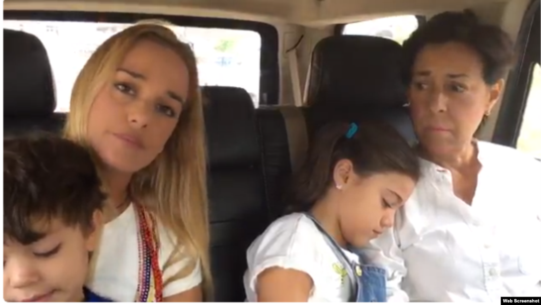 Esposa, madre e hijos de Leopoldo Lopez en la entrada de Ramo Verde, este domingo 7 de mayo.
