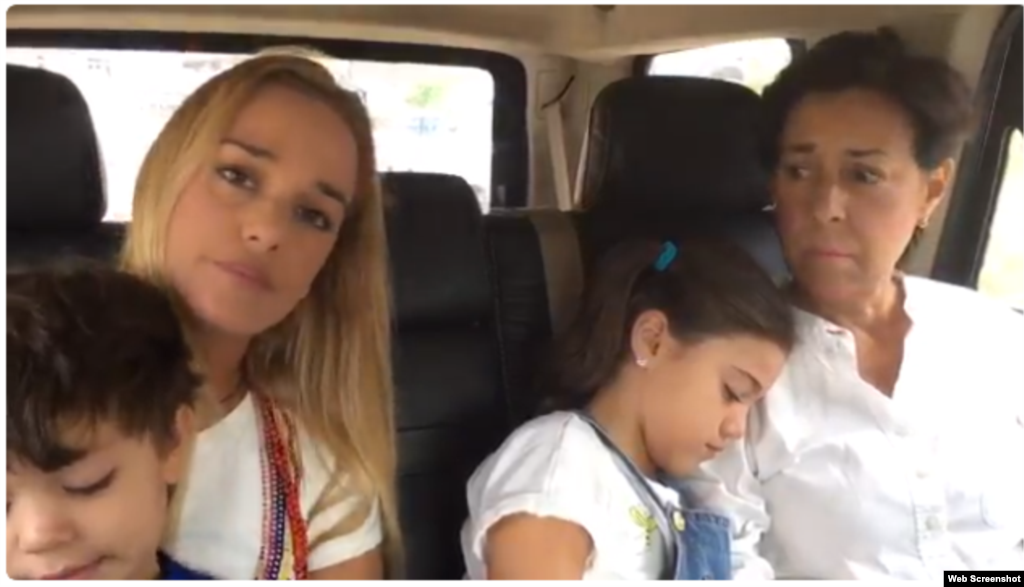 Esposa, madre e hijos de Leopoldo Lopez en la entrada de Ramo Verde domingo 7 de mayo