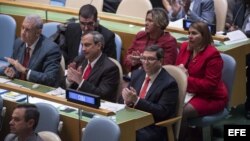 El canciller cubano Bruno Rodríguez aplaudiendo junto a miembros de su delegación ante la ONU.