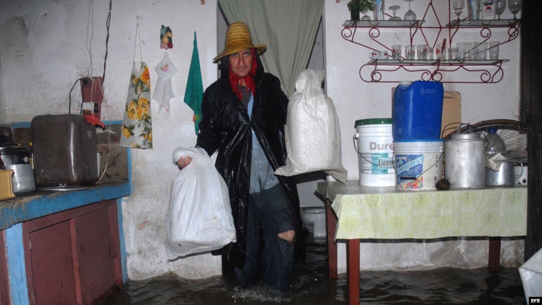 Un hombre trata de salvar algunas pertenencias en su casa inundada el jueves, 24 de mayo de 2012, en Yaguajay, provincia de Sancti Spíritus, Cuba.