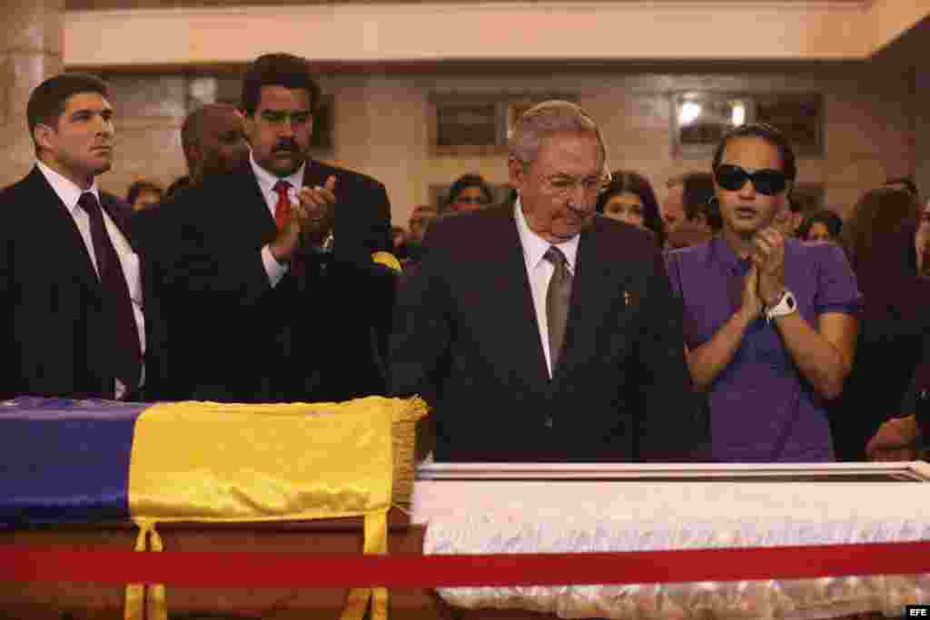 Fotografía cedida por la presidencia de Venezuela muestra al gobernante de Cuba, Raúl Castro (2d), asistiendo hoy, jueves 7 de marzo de 2013, a las honras fúnebres del líder venezolano, Hugo Chávez, en la Academia Militar de Caracas.