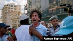 El periodista independiente Boris González Arenas es arrestado en medio de la Marcha por los derechos LGBTI en La Habana, el 11 de mayo de 2019. (AP Photo/Ramon Espinosa)