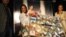  La cantante cubana Gloria Estefan sostiene el reconocimiento de Sony Music por 100 millones de discos vendidos durante la presentación de su nuevo trabajo discográfico "The Standards" en Miami (Florida, EE.UU.). 