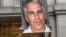 Una joven denuncia a Jeffrey Epstein el 8 de julio de 2019 frente al tribunal en Nueva York