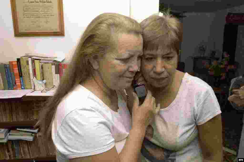 Archivo. Las Damas de Blanco Laura Pollán (i) y Julita Núñez siguieron por teléfono la ceremonia de entrega de los premios Savarov. El movimiento de esposas, madres, hermanas, hijas y otras mujeres familiares de los 75 disidentes condenados a penas de has