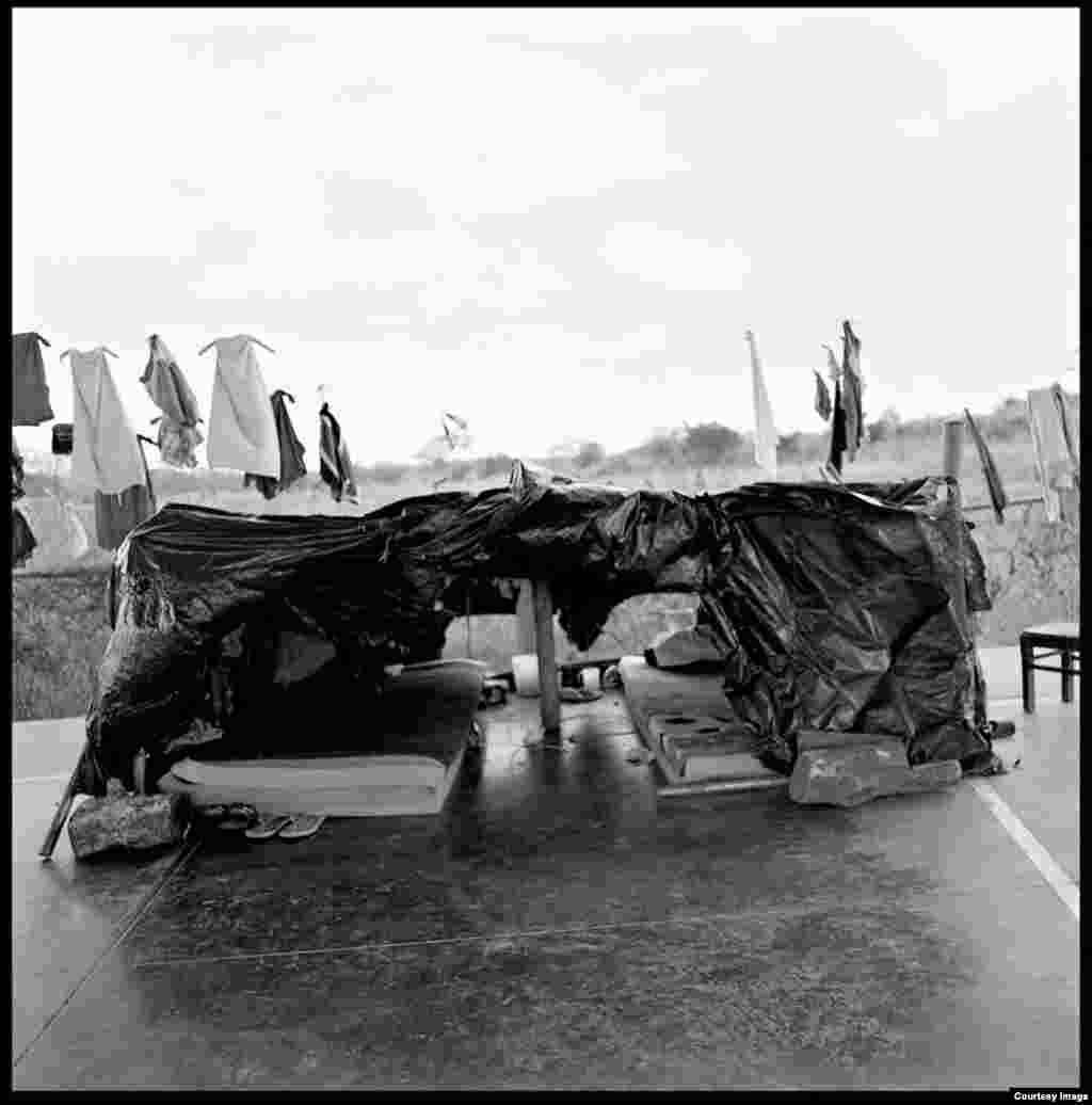 Dormitorio imporvisado en un campamento para migrantes cubanos en Costa Rica, visto por el fotógrafo Geandy Pavón.