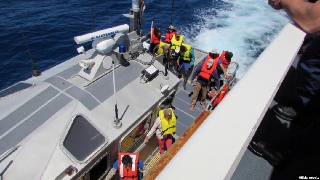 El buque de la Guardia Costera, Isaac Mayo (WPC-1112), recibe a los 10 inmigrantes cubanos, el lunes 1 de abril de 2019, interceptados después de intentar ingresar ilegalmente a Estados Unidos. (Foto de la Guardia Costera de EEUU)