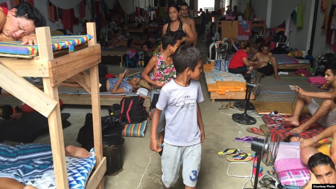 Niños en el almacén que sirve de refugio a los cubanos en Turbo, Colombia. Foto: R. Quintana.