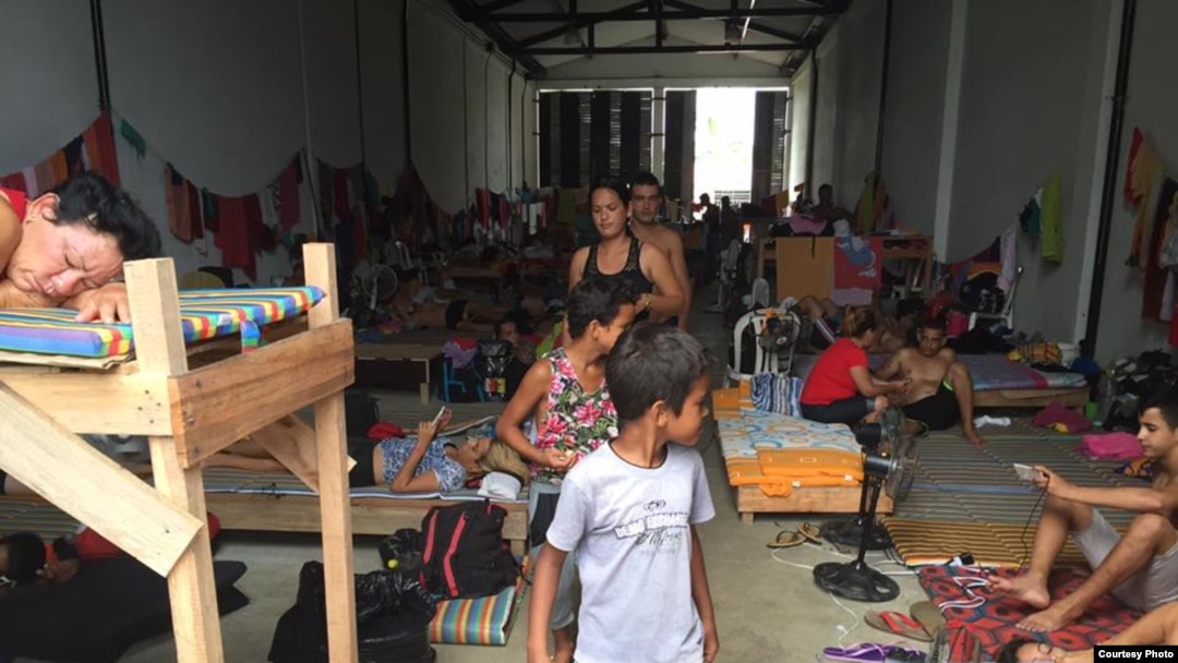 Así sobreviven los cubanos en un almacén de Turbo