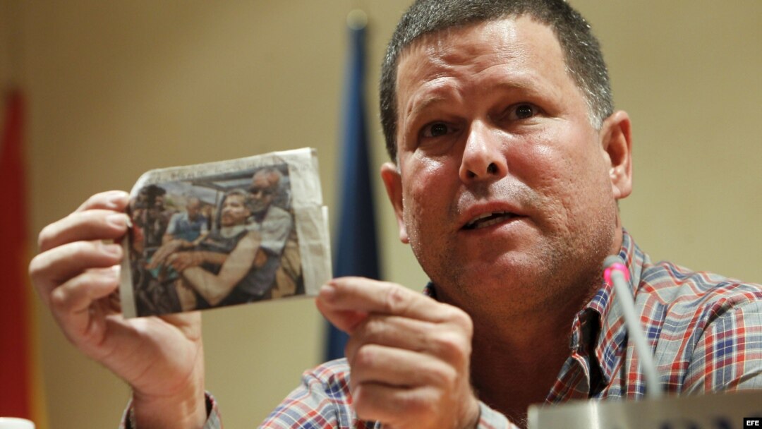 Omar Rodríguez, uno de los periodistas cubanos que han sido excarcelados y expatriados a España por el Gobierno de la isla, muestra un recorte de una revista durante una rueda de prensa en Madrid. 