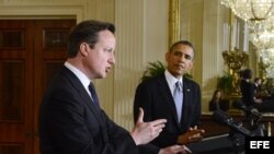  Barack Obama (d), y el primer ministro británico, David Cameron, durante una rueda de prensa conjunta este lunes. 