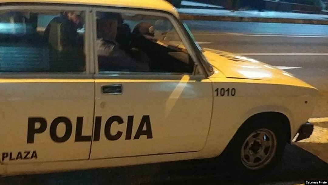 Foto tomada por el periodista independiente Serafín Morán a agentes policiales que lo mantienen vigilado. 