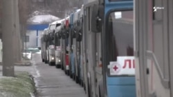 Autobuses a la espera en Mariupol mientras se detienen las evacuaciones de civiles