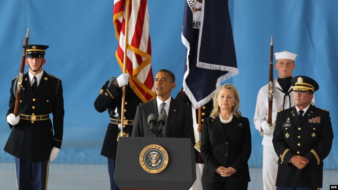 Barack Obama (i), habla junto a la secretaria de Estado Hillary Clinton (c), en la ceremonia de recepción de los restos mortales del embajador Chris Stevens, y de los otros tres estadounidenses asesinados en Bengasi Libia. DC (EEUU).