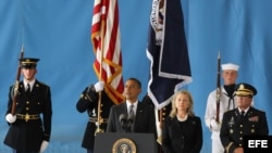 Barack Obama (i), habla junto a la secretaria de Estado Hillary Clinton (c), en la ceremonia de recepción de los restos mortales del embajador Chris Stevens, y de los otros tres estadounidenses asesinados en Bengasi Libia. DC (EEUU). 