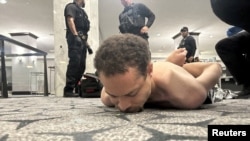 En el suelo, Cole Tomas Allen, acusado de irrumpir armado en el hotel donde se celebraba la cena de la Asociación de Corresponsales de la Casa Blanca.