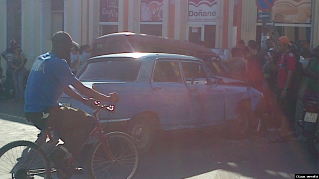 Reporta Cuba. Accidente de tránsito en Santiago de Cuba. Foto: Ridel Brea.