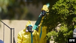 Peloteros cubanos de las Grandes Ligas, entre ellos Yasiel Puig (Dodgers de Los Ángeles), José Abreu (Medias Blancas de Chicago), Yoenis Céspedes (Tigres de Detroit) y Rusney Castillo (Medias Rojas de Boston), posan junto a una niña con parálisis cerebral.